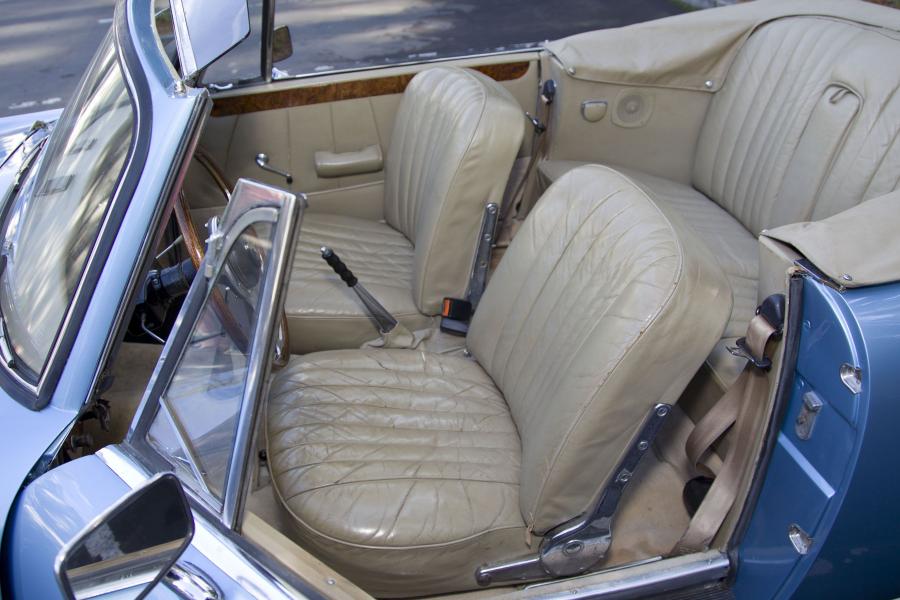 Интерьер Alvis TE21 Drophead Coupe 1965 года  (фото 4 из 14)